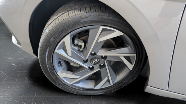 Certified 2025 Hyundai Elantra Limited FWD image 37