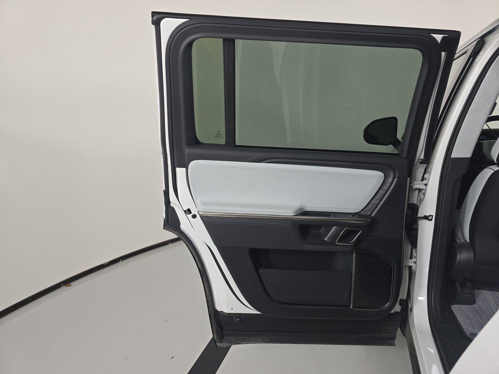Used 2023 Rivian R1S Adventure AWD/4WD image 17