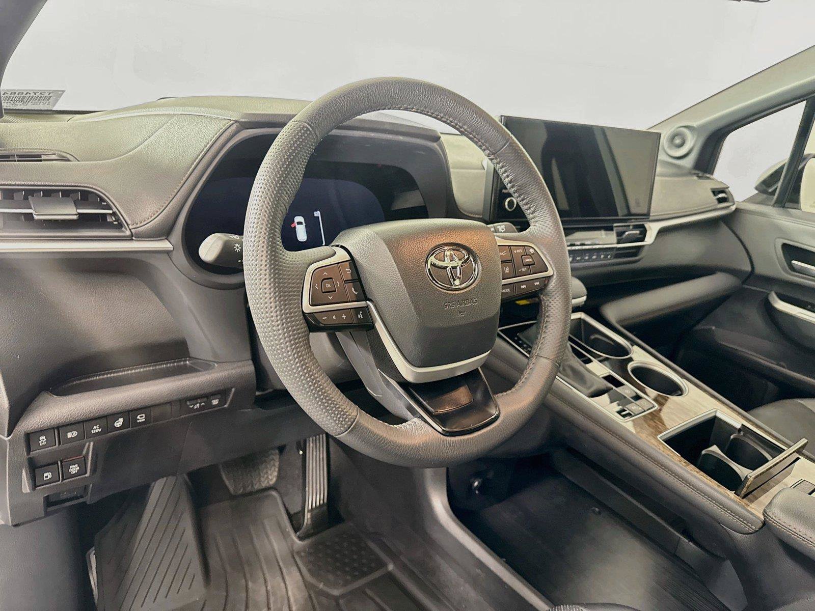 Certified 2025 Toyota Sienna Platinum FWD image 4