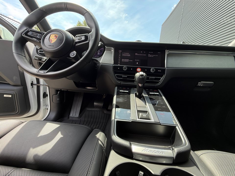 Certified 2026 Porsche Macan AWD/4WD image 16