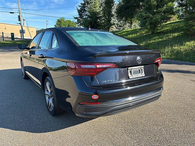 Used 2024 Volkswagen Jetta SE FWD image 2