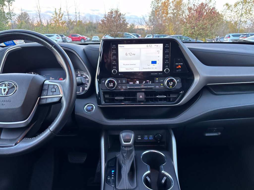 Used 2022 Toyota Highlander XLE AWD/4WD image 21