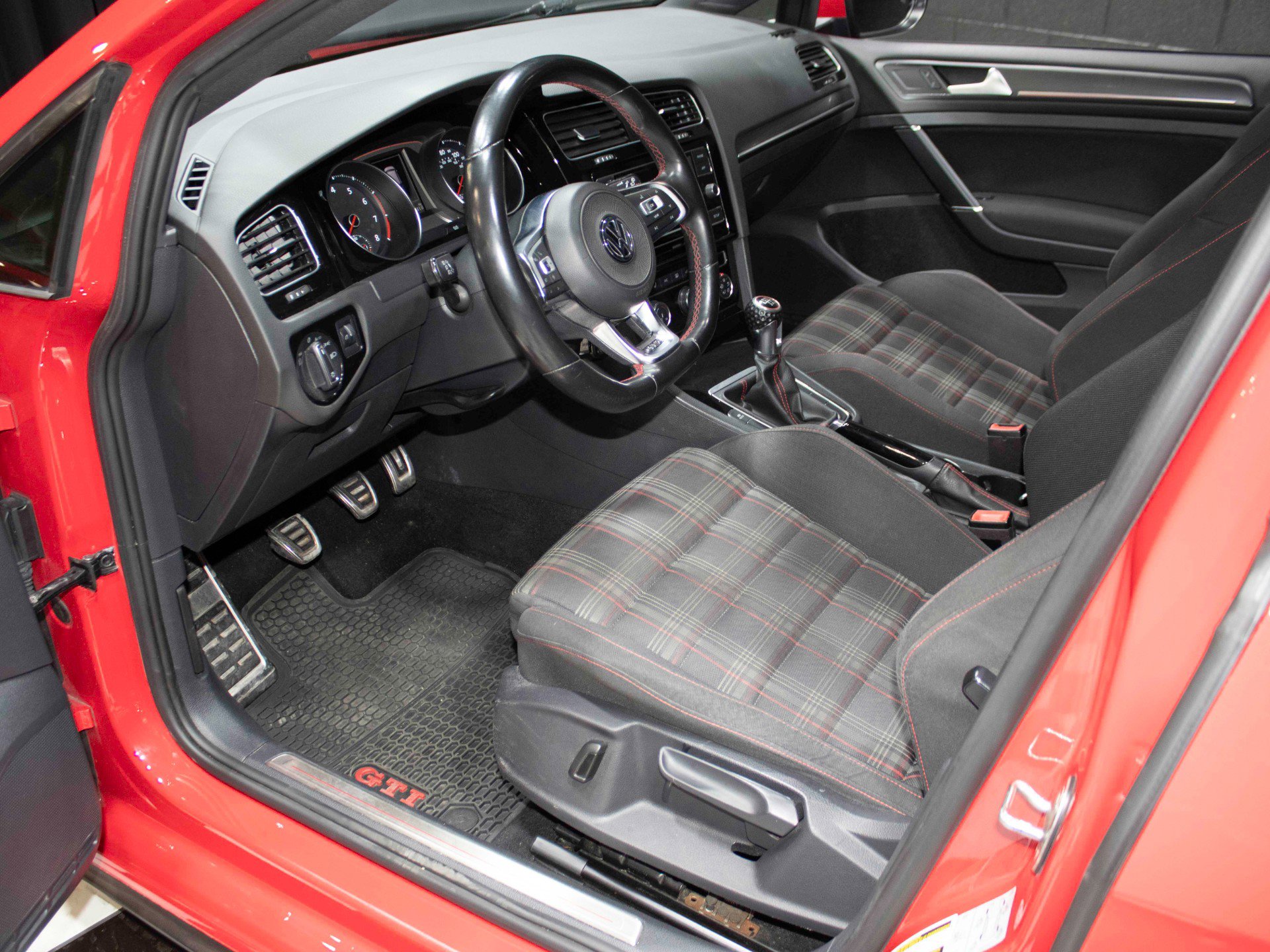 Used 2019 Volkswagen Golf 4-Door image 2
