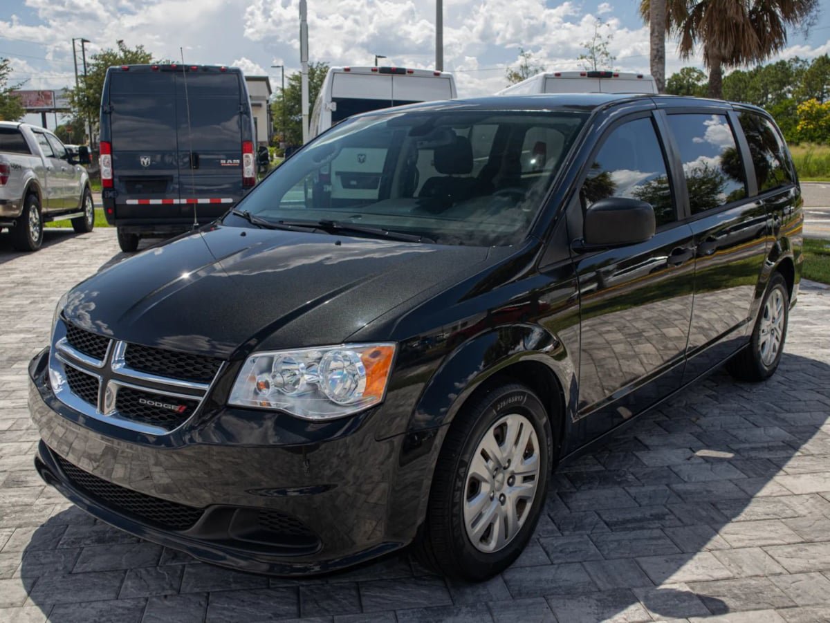 Used 2019 Dodge Grand Caravan SE w/ UConnect Hands-Free Group FWD image 3