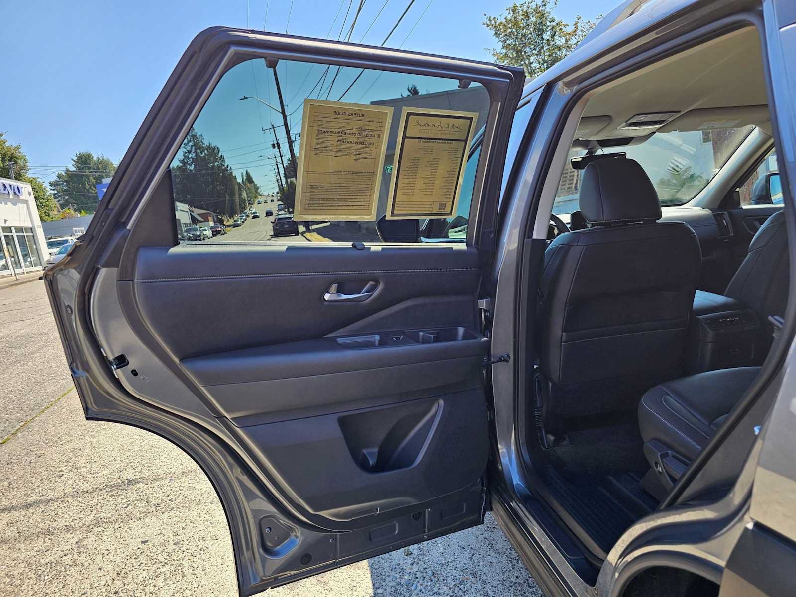 Used 2025 Nissan Pathfinder SL AWD/4WD image 17