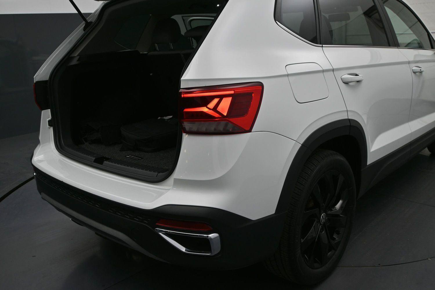 Certified 2022 Volkswagen Taos SE w/ Panoramic Sunroof Package FWD image 12