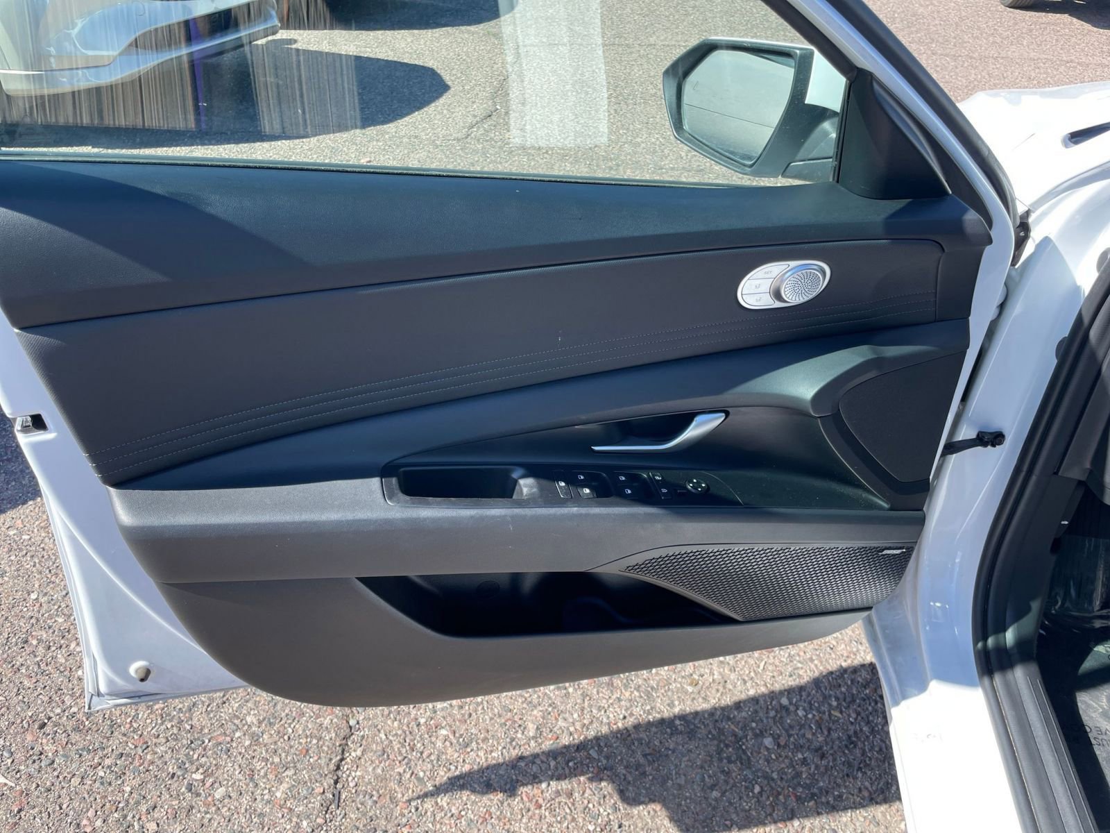 Used 2025 Hyundai Elantra Limited FWD image 18