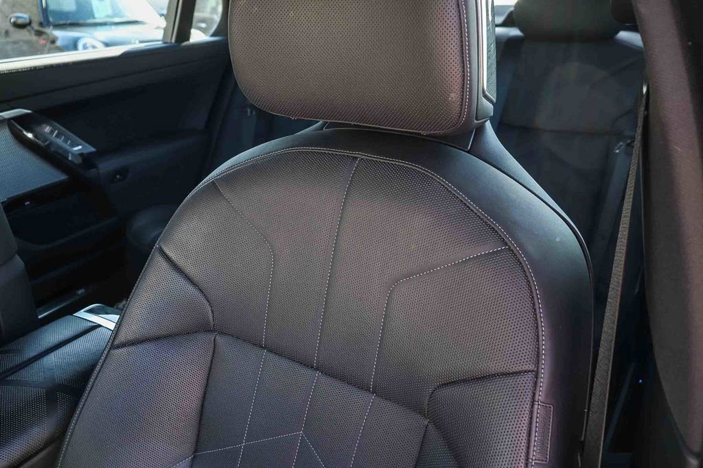 Used 2025 BMW 740i xDrive image 28