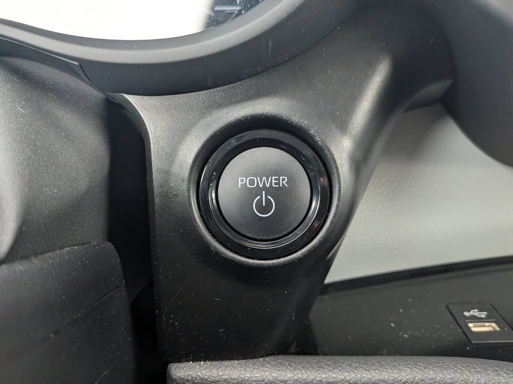 Used 2025 Toyota Sienna LE w/ LE Plus Package FWD image 17
