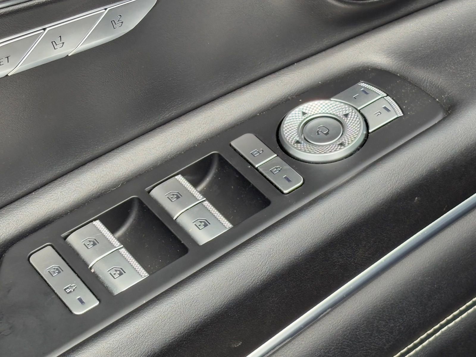 Used 2023 Genesis GV80 2.5T w/ Prestige 20" Package image 40