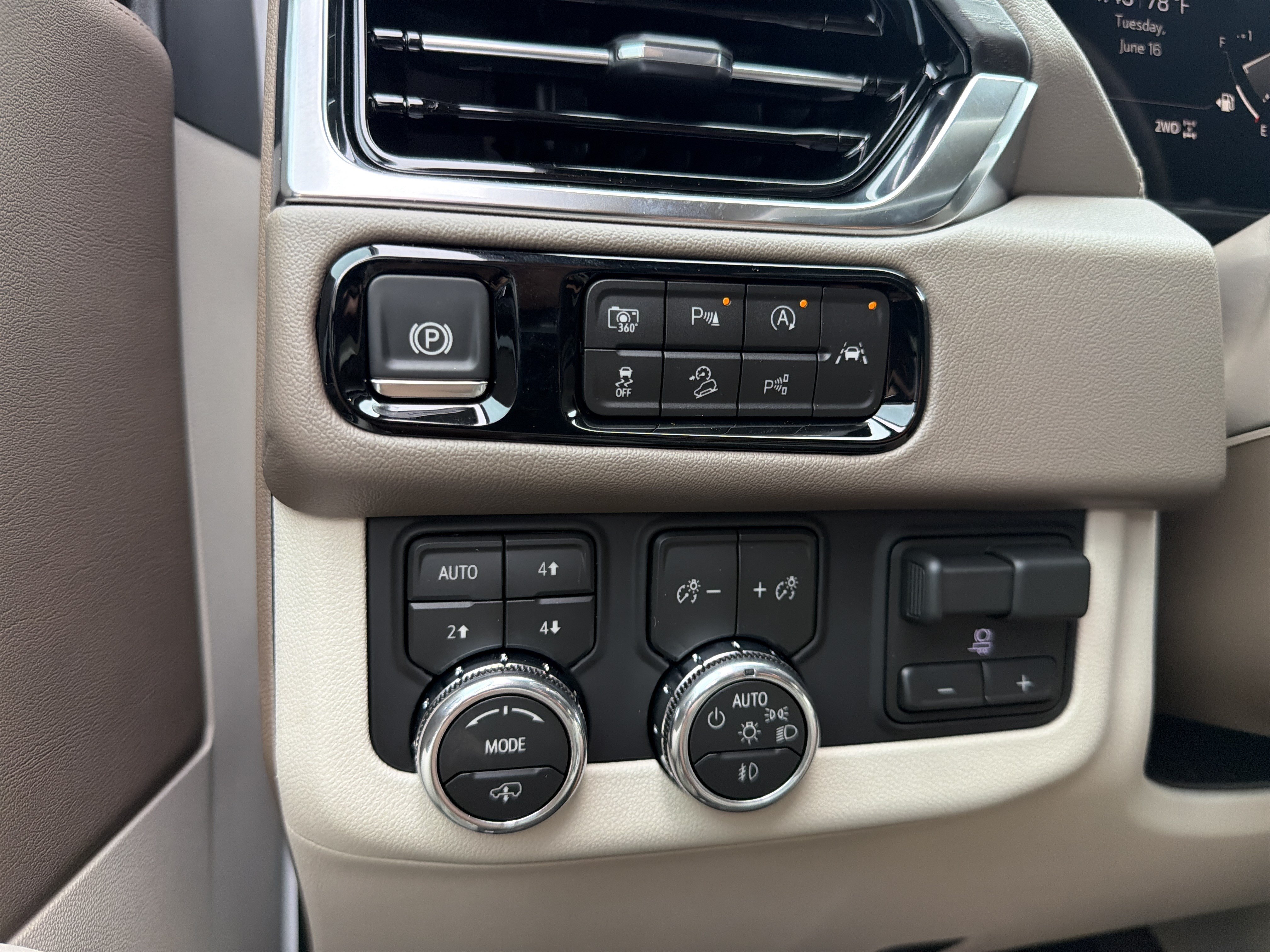 New 2026 GMC Yukon Denali w/ Denali Reserve Package AWD/4WD image 32