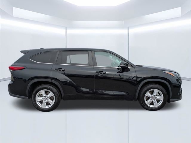Used 2023 Toyota Highlander LE image 3