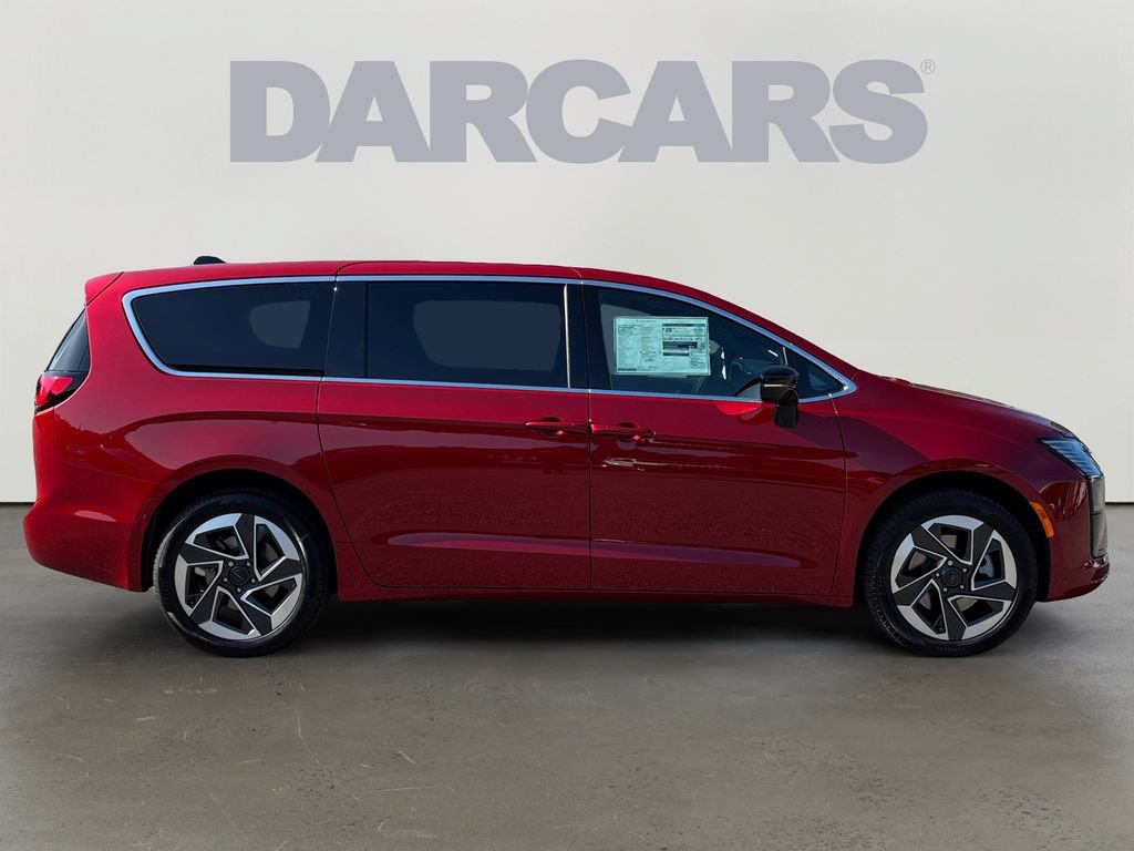 New 2027 Chrysler Pacifica Limited AWD/4WD image 8