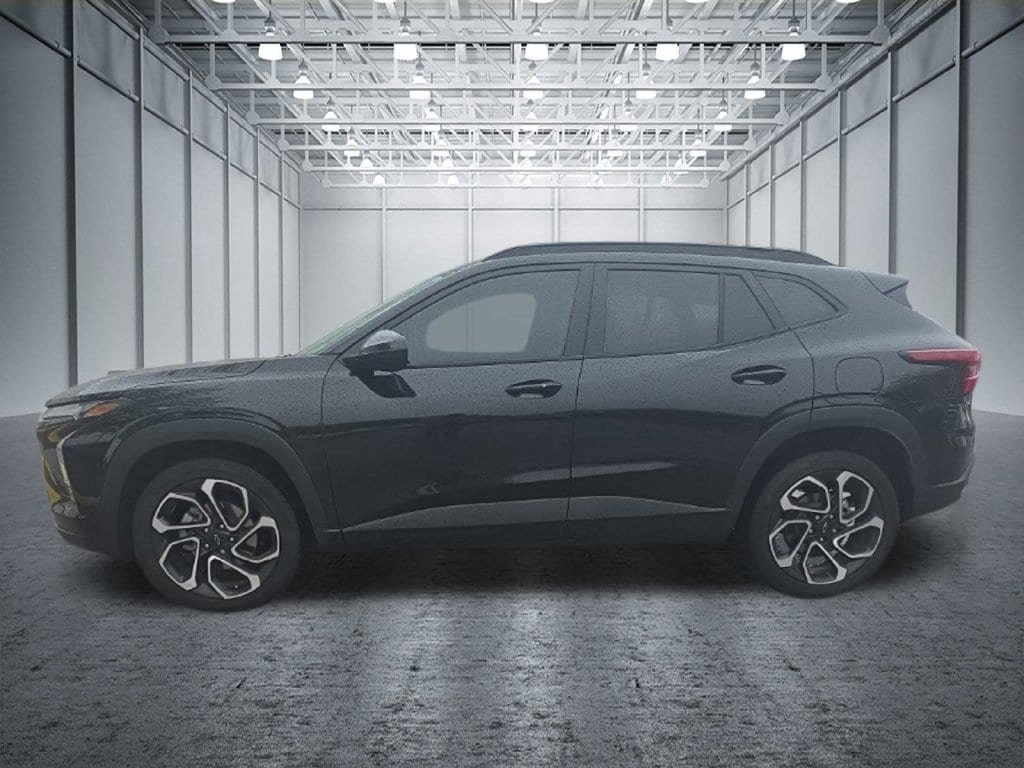 Used 2025 Chevrolet Trax RS w/ Sunroof Package FWD image 3