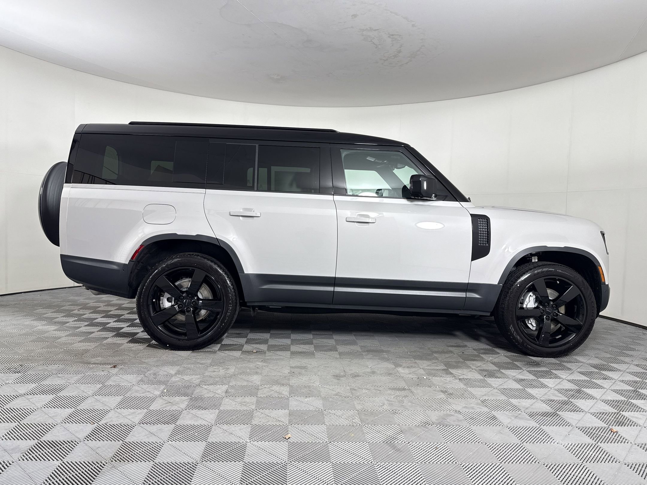 New 2026 Land Rover Defender 130 S AWD/4WD image 9