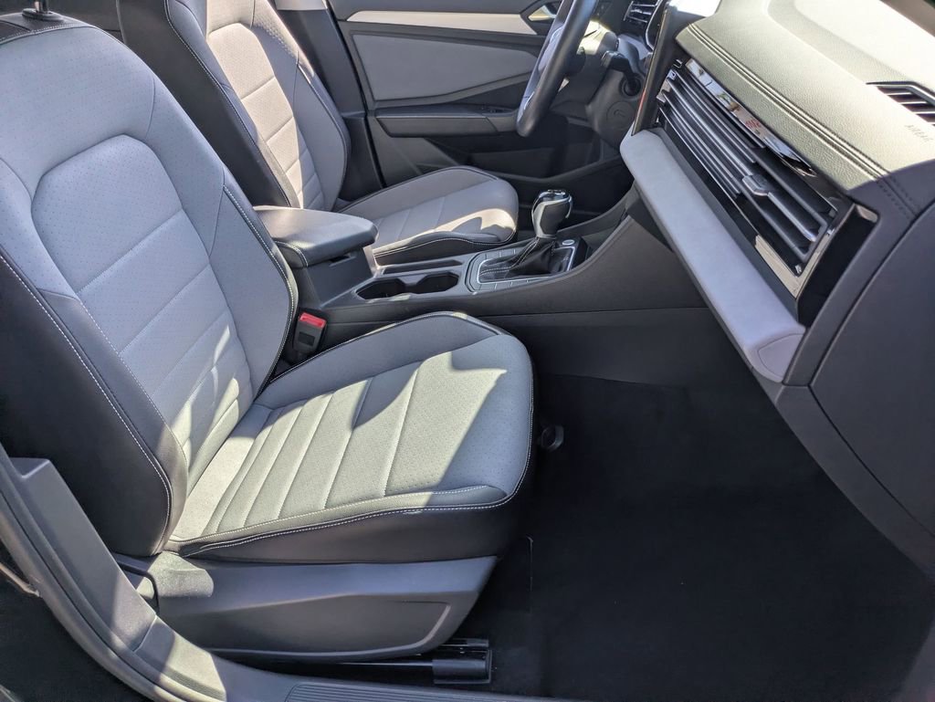 Used 2025 Volkswagen Jetta SE image 28