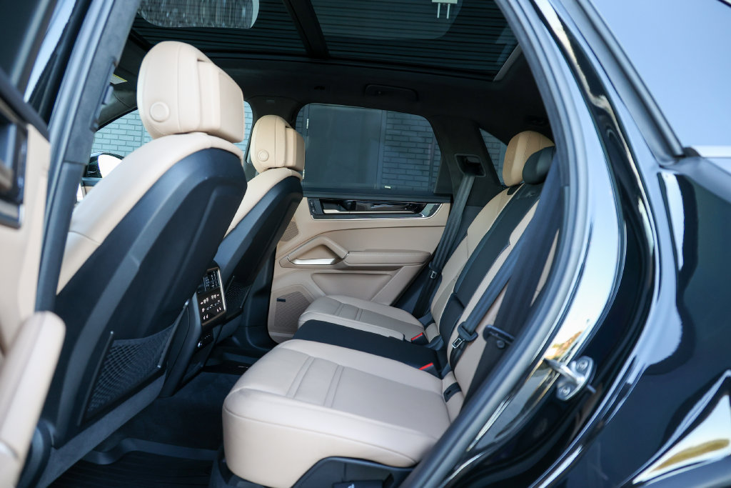 Certified 2025 Porsche Cayenne Turbo AWD/4WD image 31