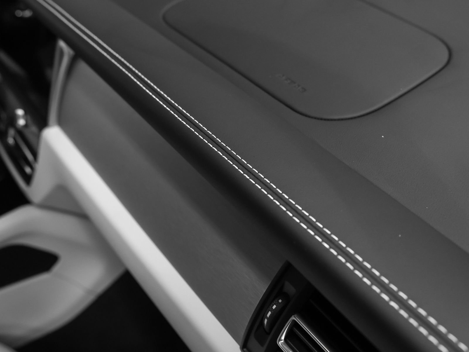 New 2026 Porsche Macan image 25