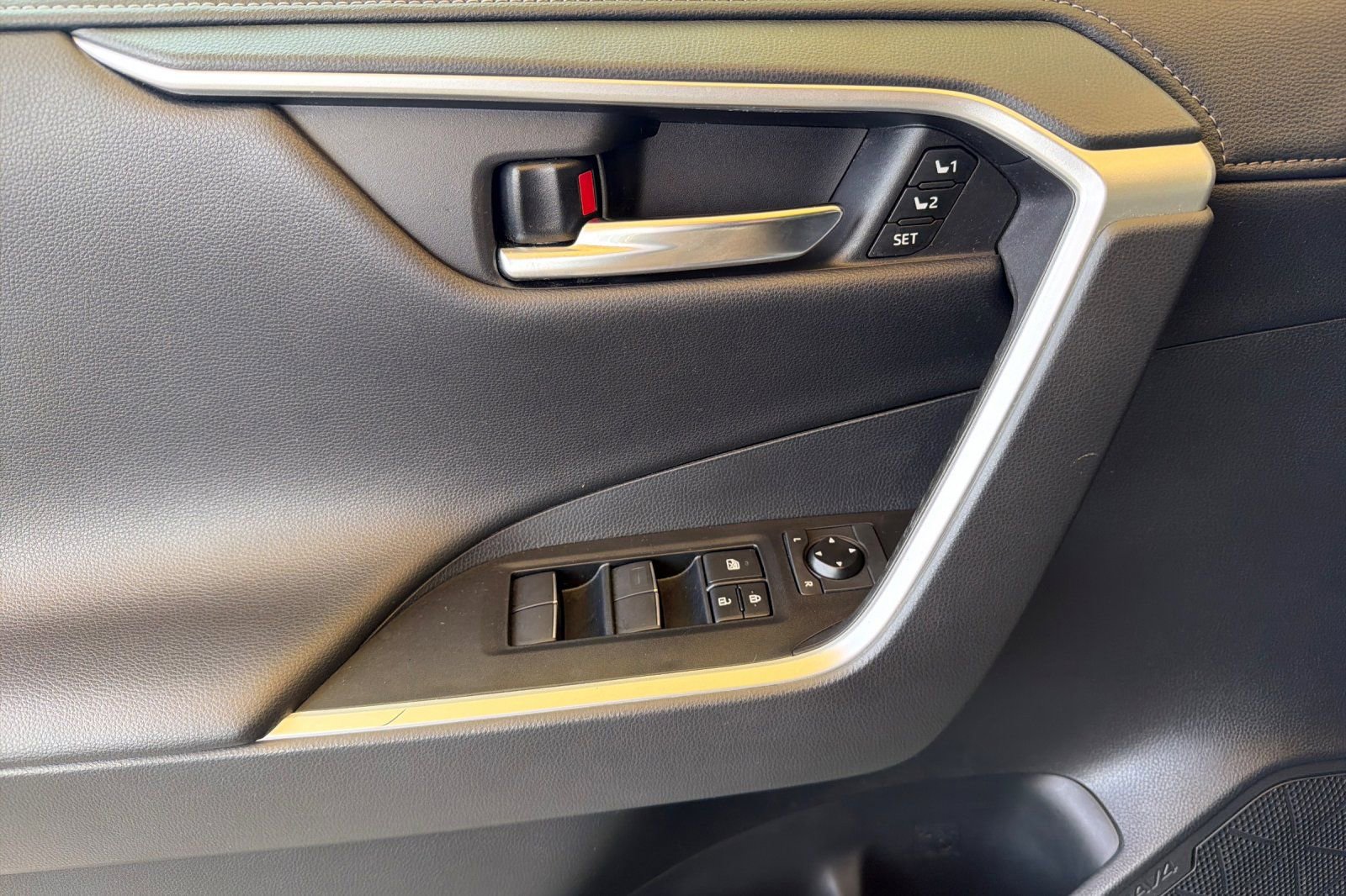 Used 2019 Toyota RAV4 Limited AWD/4WD image 12