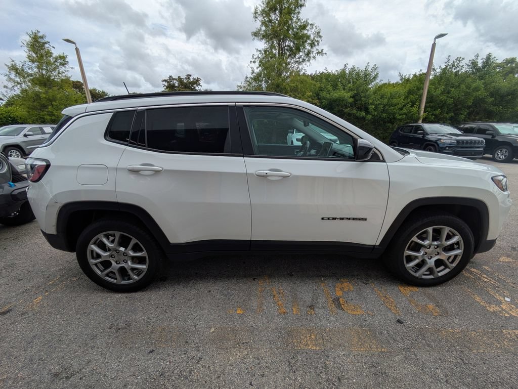 Used 2022 Jeep Compass Latitude w/ Sun and Sound Group AWD/4WD image 5