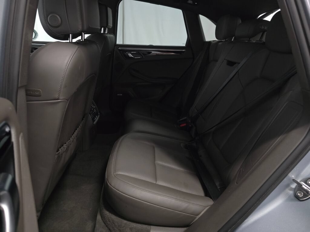 Certified 2024 Porsche Macan AWD/4WD image 22