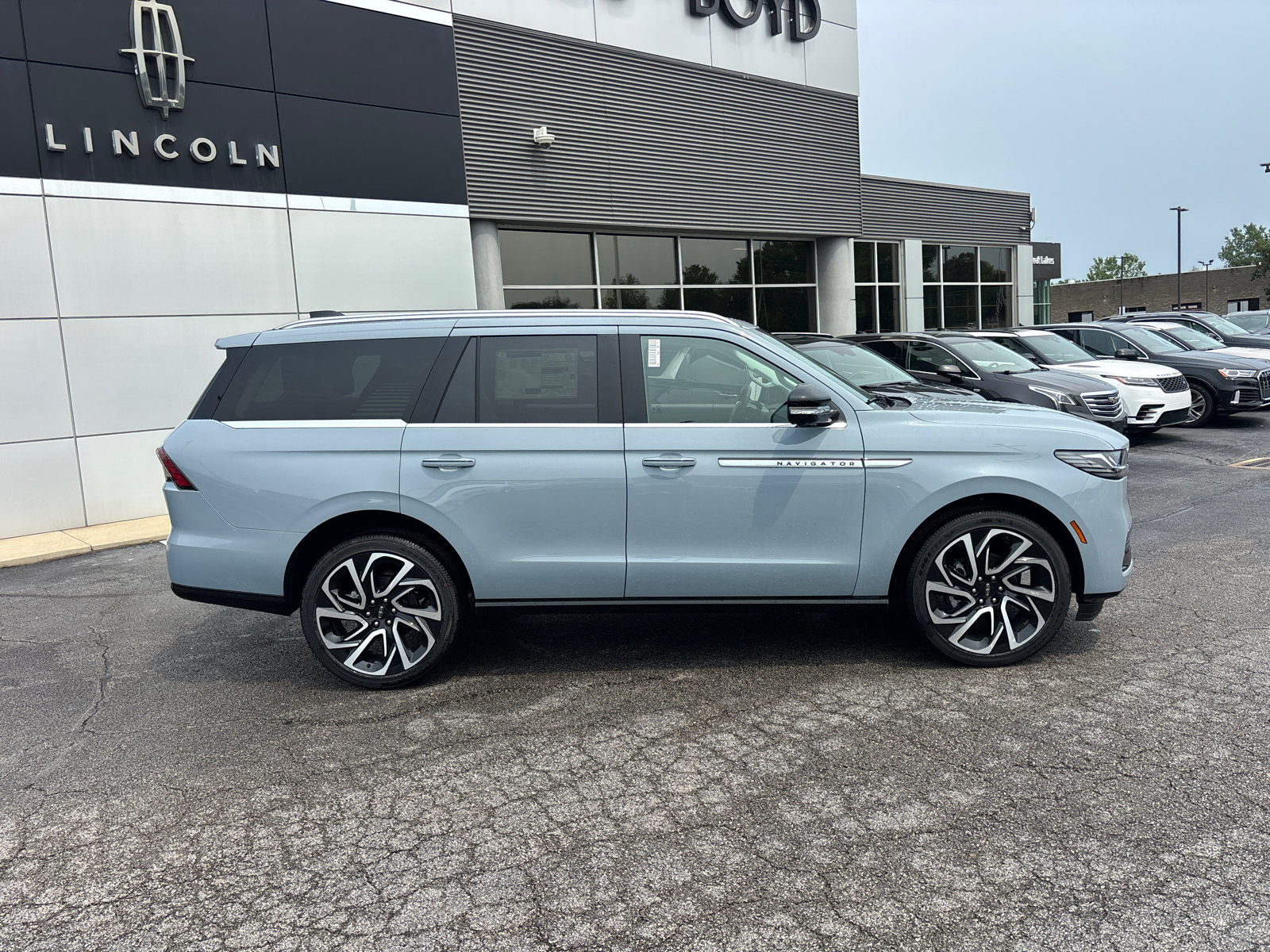 New 2027 Lincoln Navigator Reserve AWD/4WD image 8
