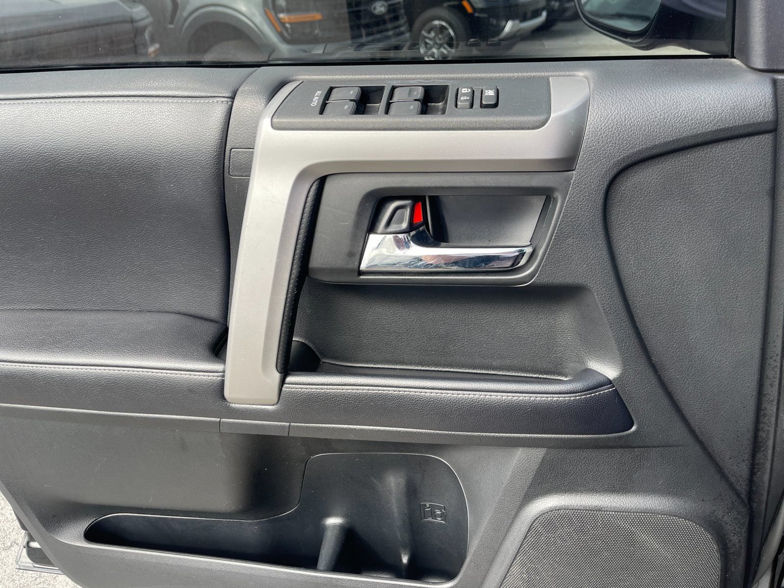 Used 2019 Toyota 4Runner SR5 AWD/4WD image 12