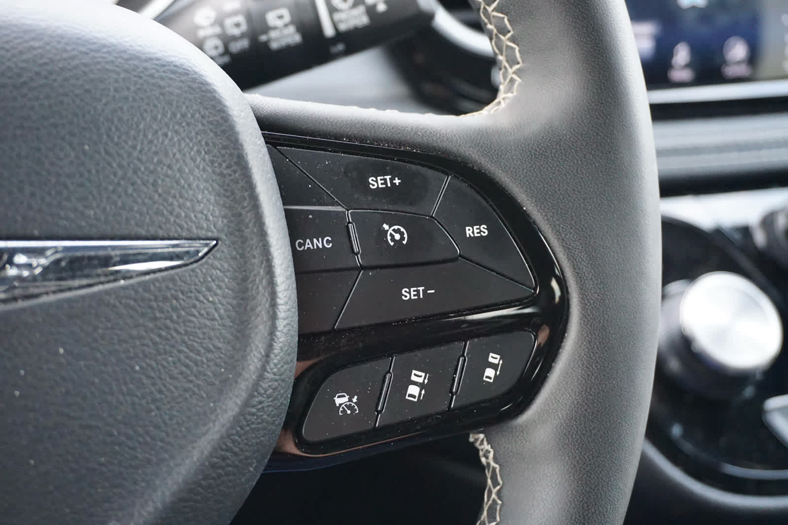 Used 2025 Chrysler Pacifica Limited FWD image 18