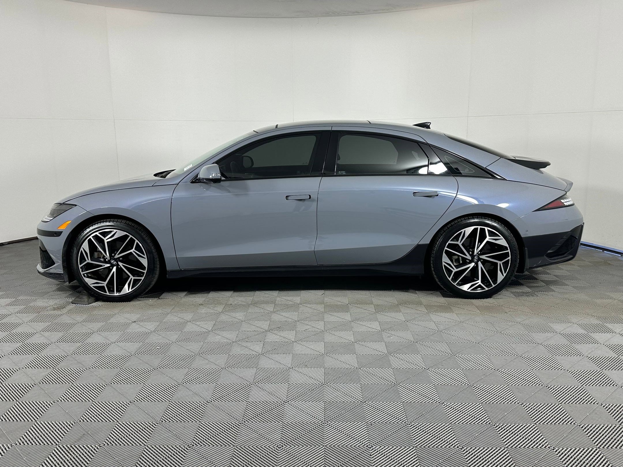 Used 2024 Hyundai Ioniq 6 Limited image 2