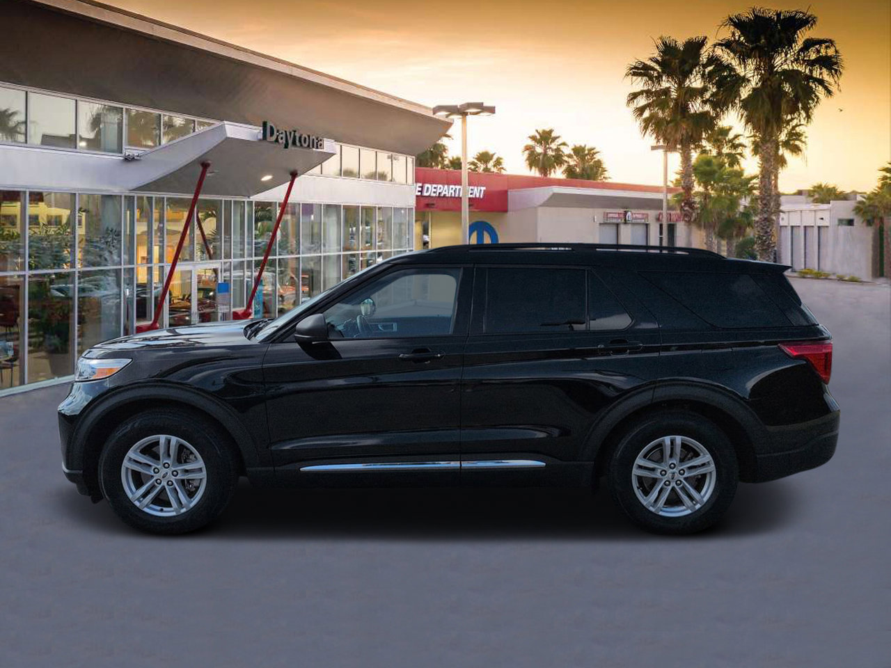 Used 2024 Ford Explorer XLT w/ Equipment Group 202A RWD image 6