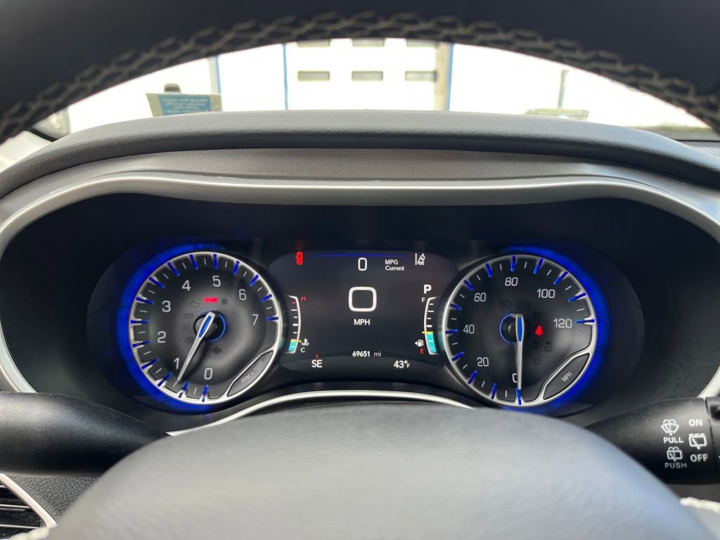 Used 2024 Chrysler Pacifica Touring-L image 21