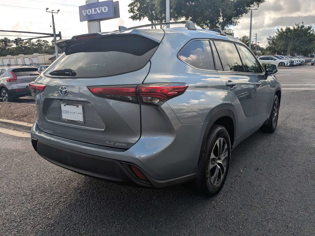 Used 2021 Toyota Highlander XLE AWD/4WD image 6