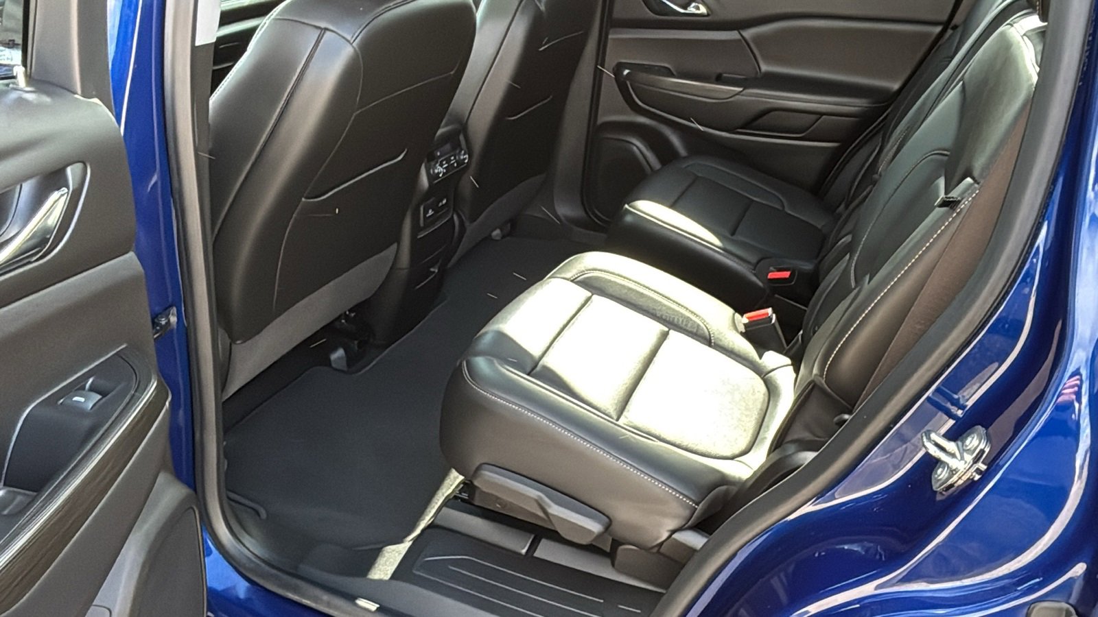 Used 2023 GMC Acadia SLT w/ Technology Package image 30