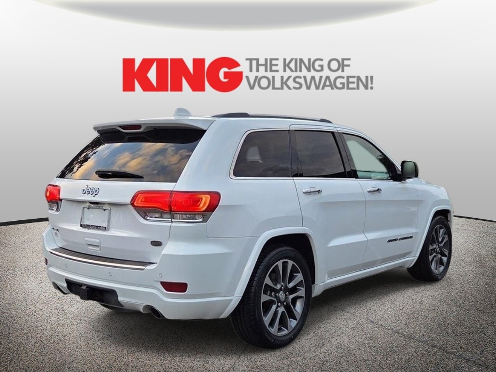 Used 2018 Jeep Grand Cherokee Overland AWD/4WD image 3