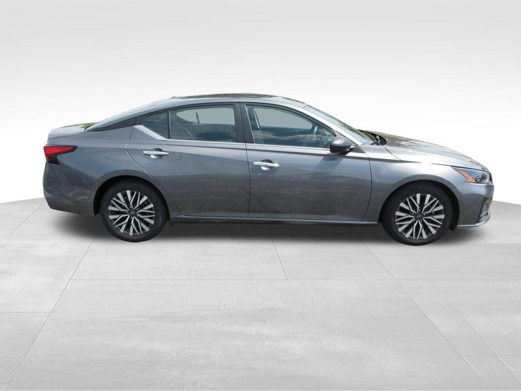 Used 2024 Nissan Altima 2.5 SV FWD image 6