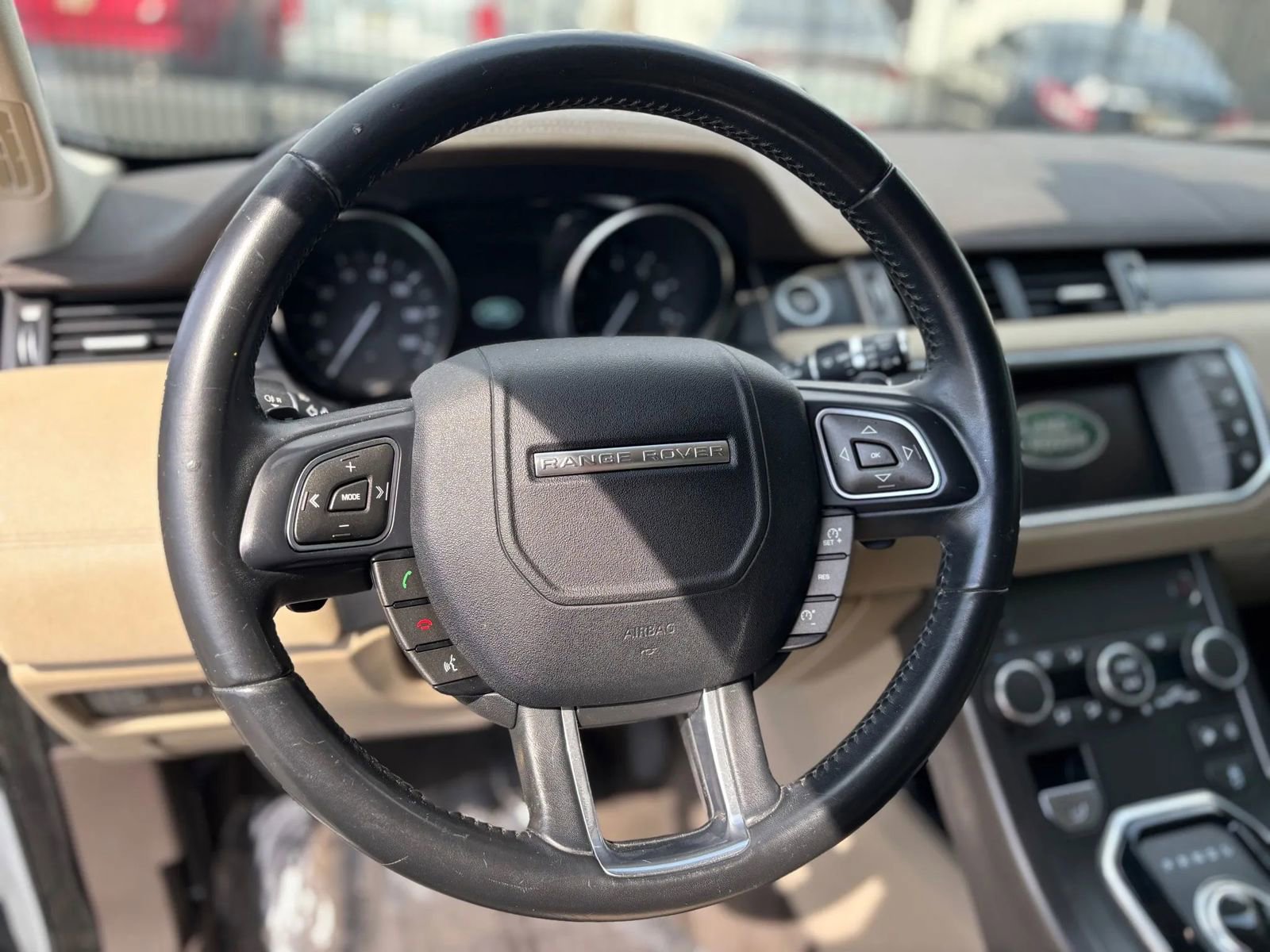 Used 2019 Land Rover Range Rover Evoque SE Premium image 25