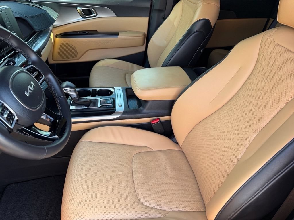 Used 2024 Kia Carnival LX FWD image 10
