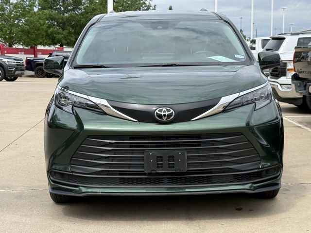 Used 2026 Toyota Sienna LE FWD image 7