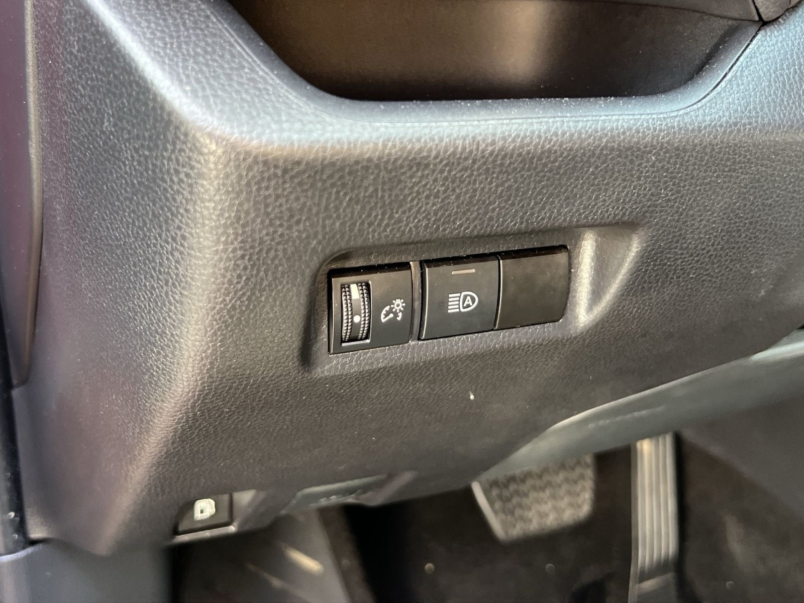 Used 2025 Toyota RAV4 XLE AWD/4WD image 25
