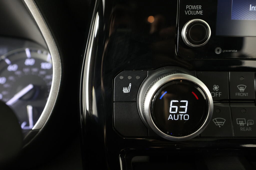 Used 2021 Toyota Highlander XLE AWD/4WD image 37