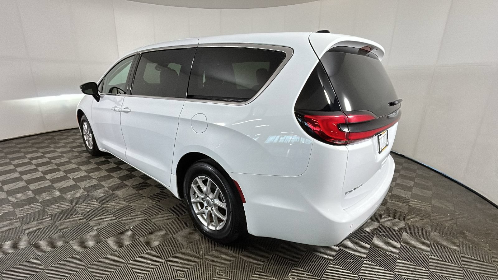 Used 2024 Chrysler Pacifica Touring-L FWD image 5