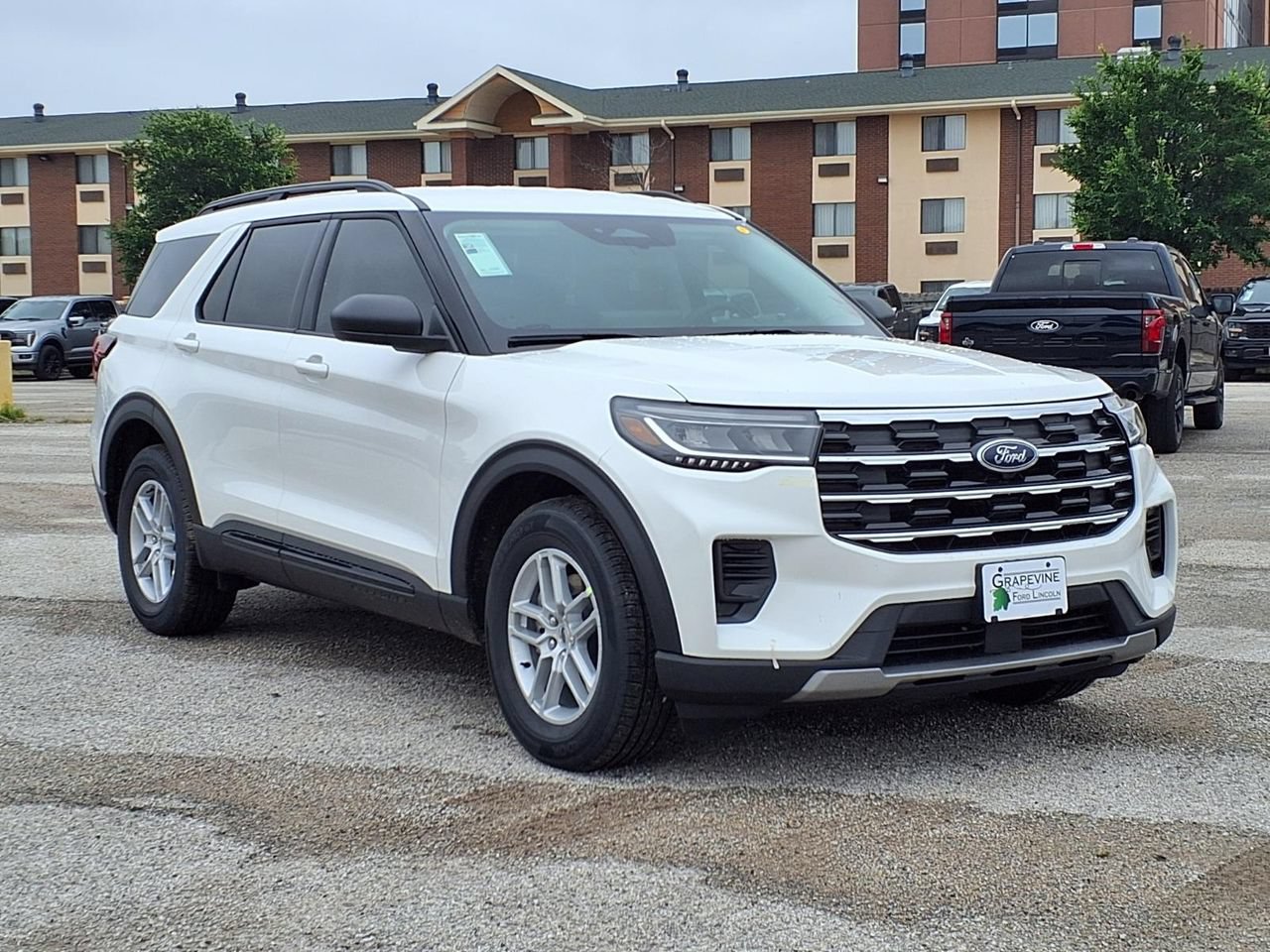 New 2026 Ford Explorer Active RWD image 3