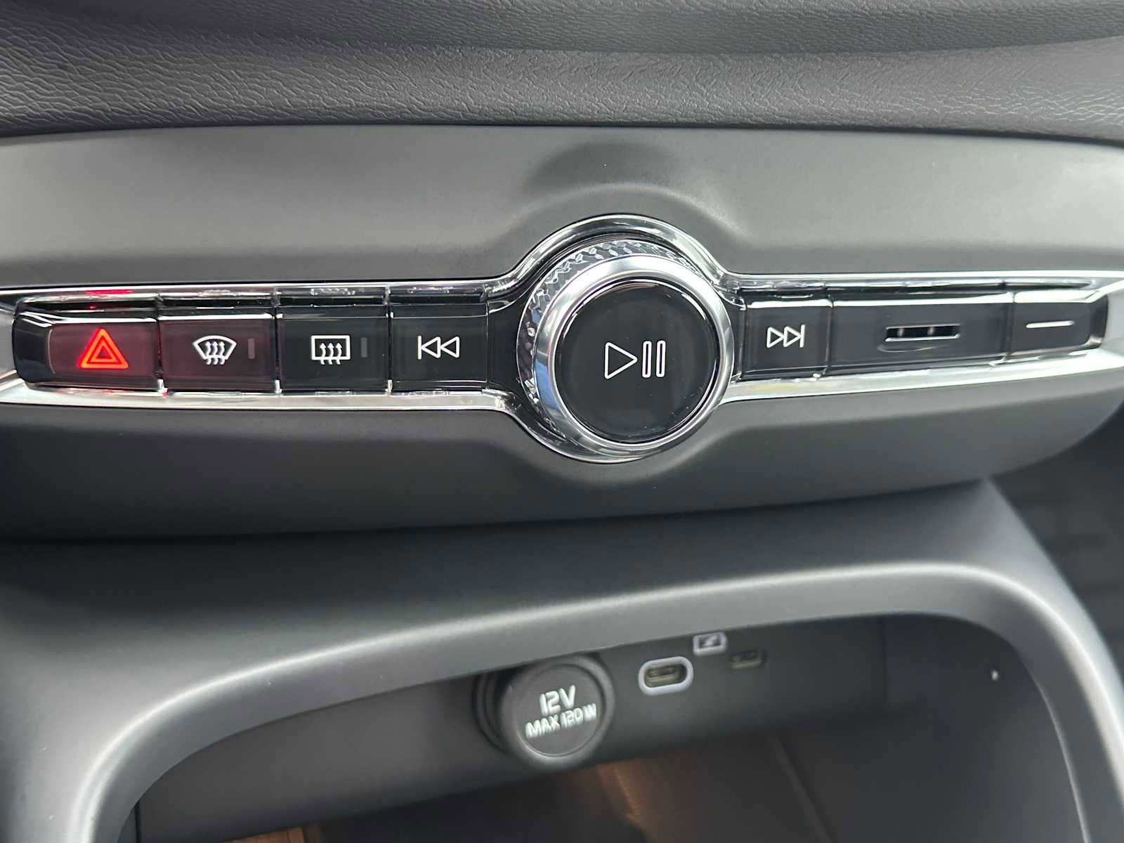 Used 2025 Volvo XC40 B5 Ultra w/ Climate Package image 28