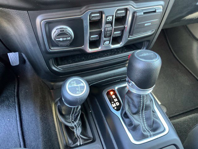 Used 2022 Jeep Gladiator Overland w/ Cold Weather Group AWD/4WD image 17