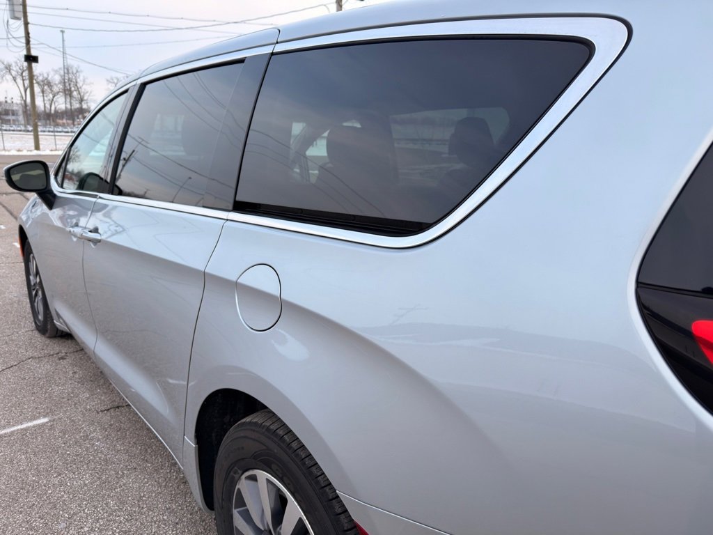 Used 2023 Chrysler Pacifica Touring-L image 11