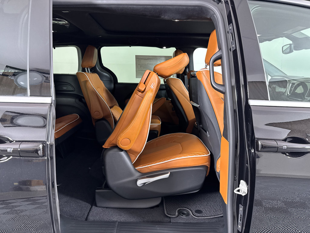 New 2026 Chrysler Pacifica Pinnacle image 13