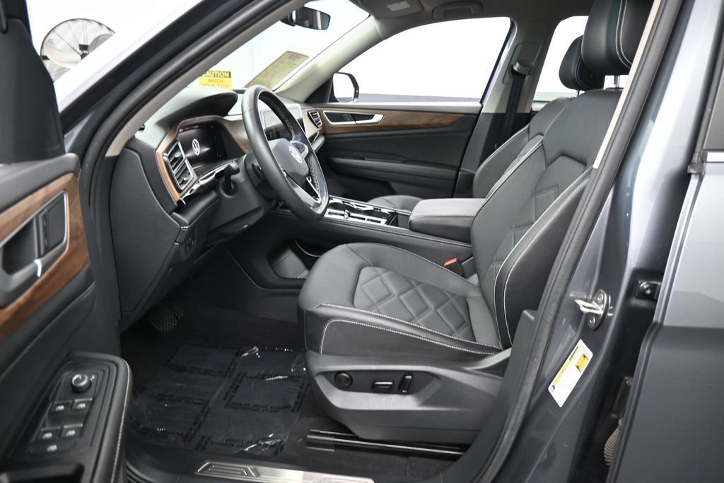Used 2024 Volkswagen Atlas SE w/ Panoramic Sunroof Package FWD image 11