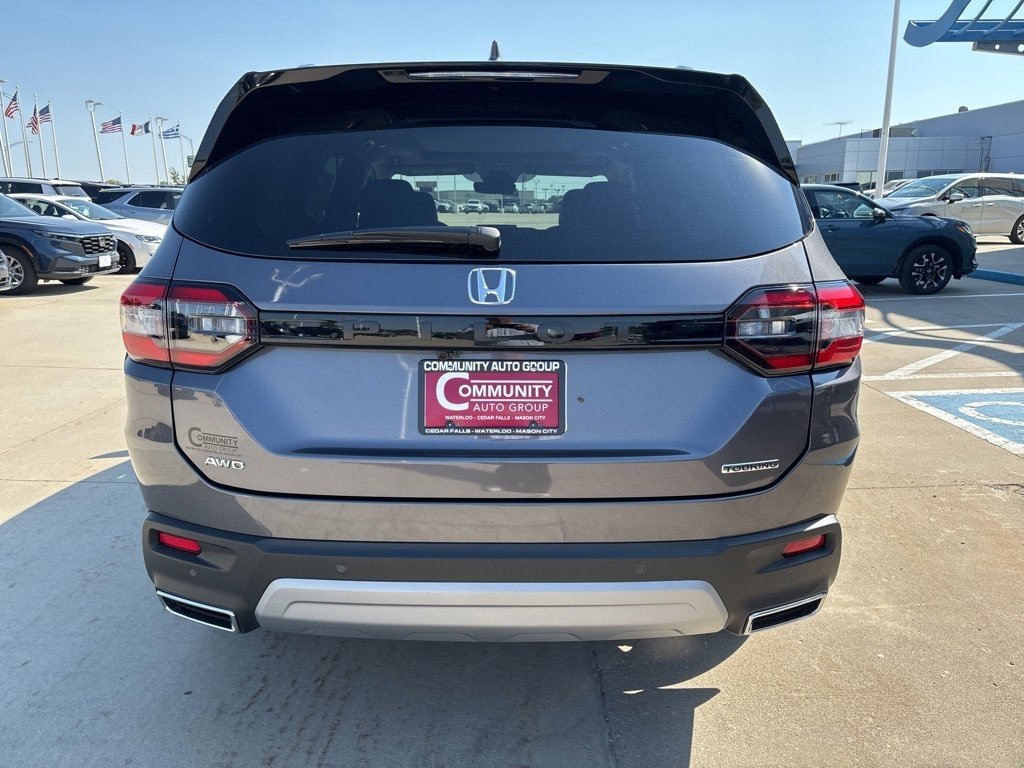 New 2025 Honda Pilot Touring image 4