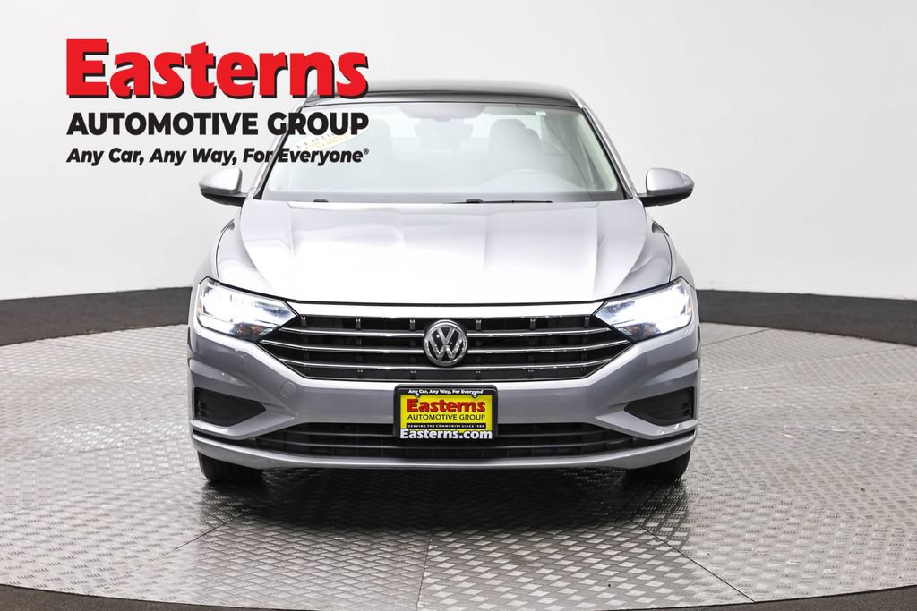 Used 2020 Volkswagen Jetta SE w/ SE Cold Weather Package FWD image 2
