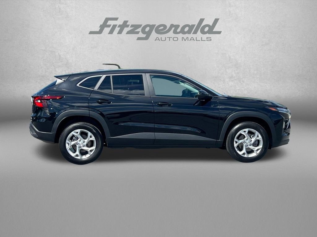 Used 2025 Chevrolet Trax LS w/ LS Convenience Package FWD image 3